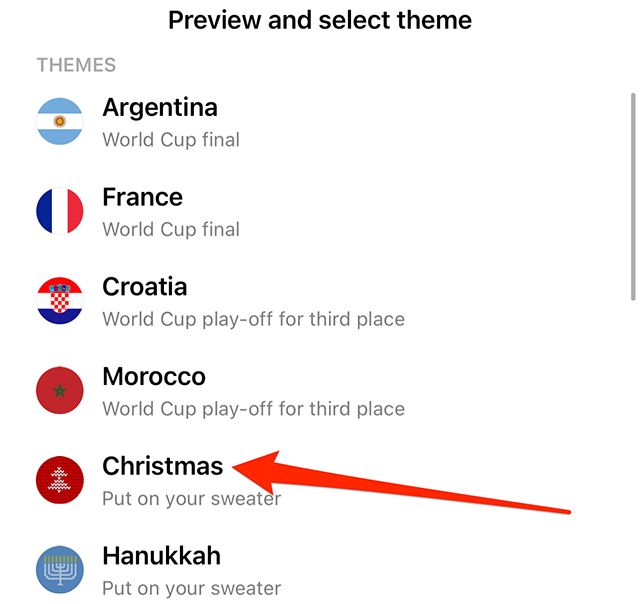 Screenshot of Messenger's "Preview and select theme" screen with a red arrow pointing at the "Christmas" chat theme